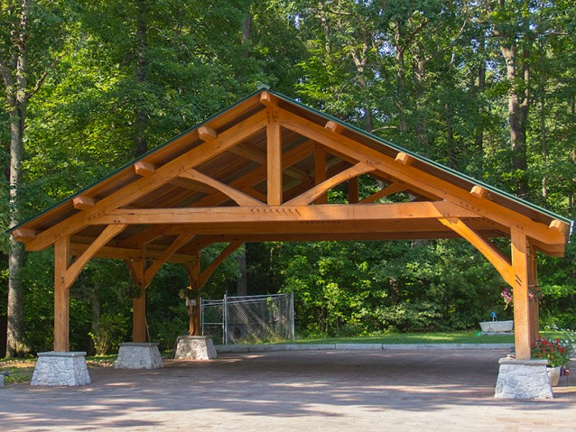 Двускатный деревянный навес